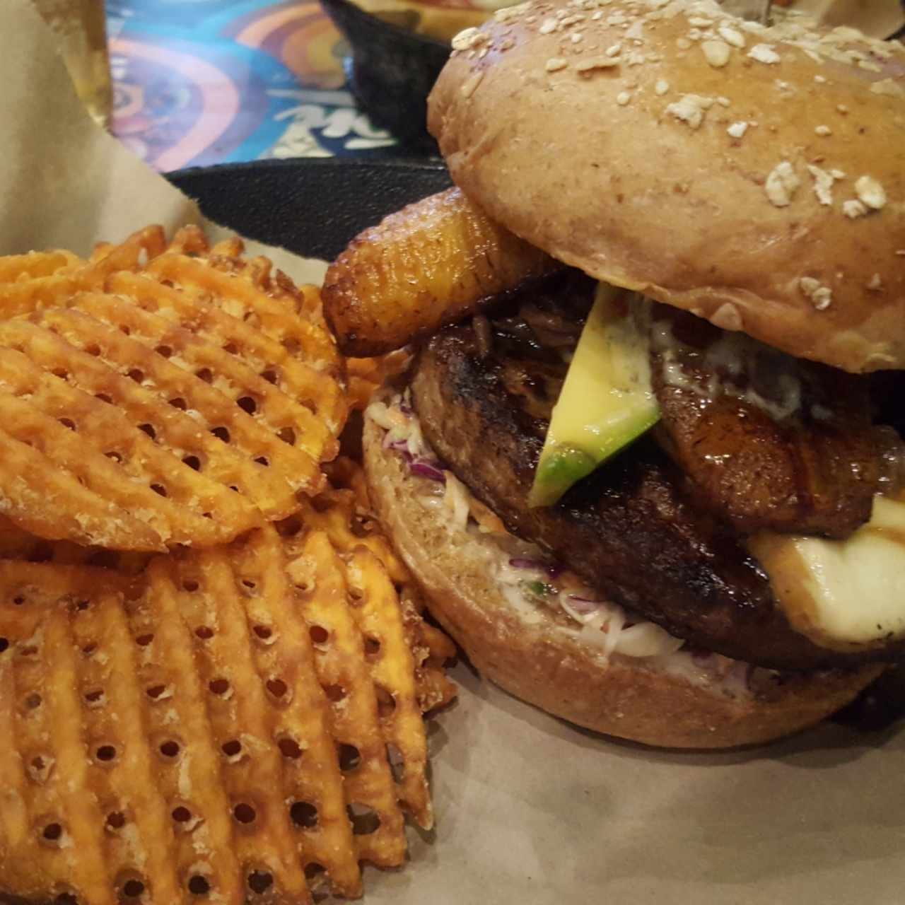 Chola Burger y sweet potatoes fries