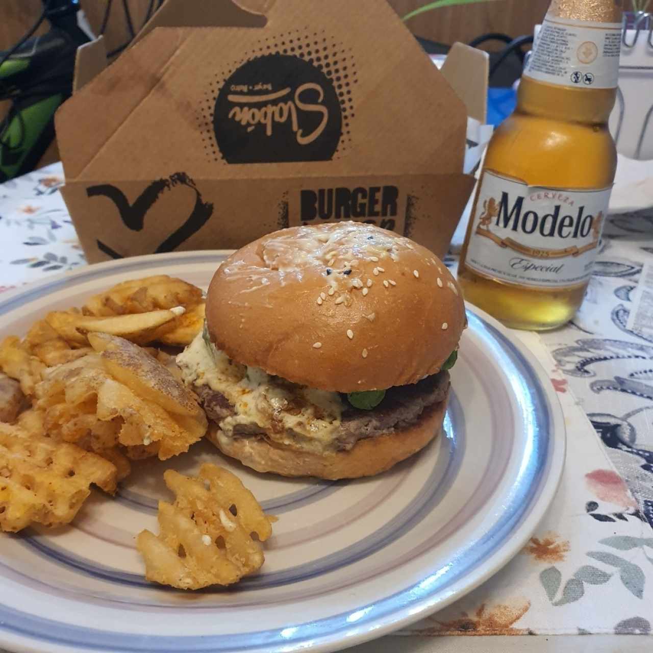 U Doing Burguer con cerveza modelo