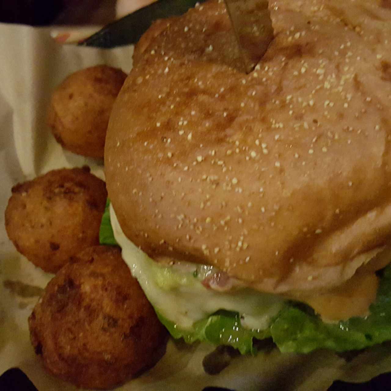 guajaca burguer con perlitas de yuca