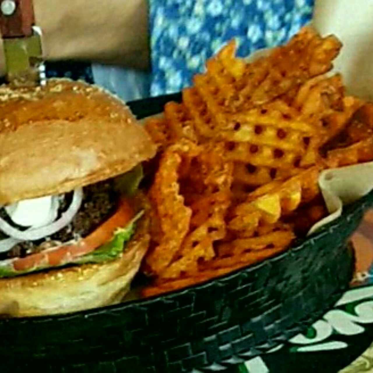 Falafel burger con fritas de camote