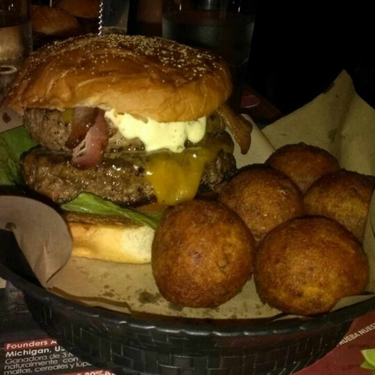 hamburguesa XXXL más perlas de yuca rellenas de queso 