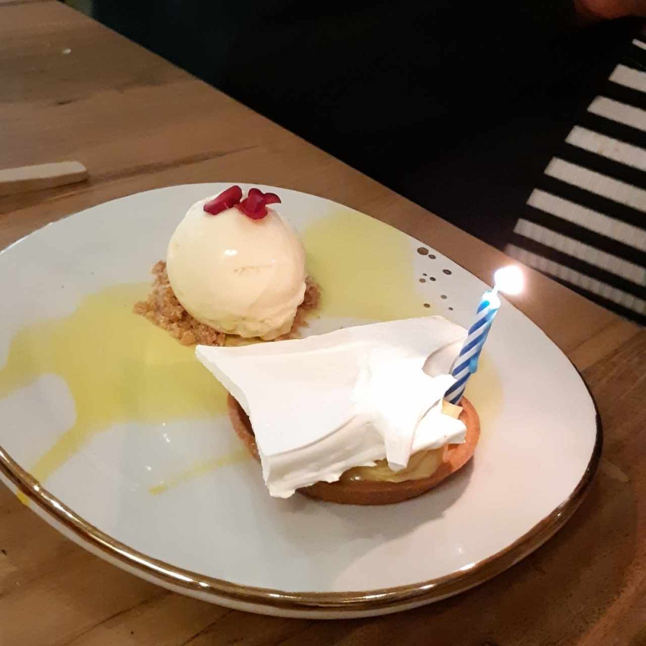 tartaleta de limón y helado de vainilla nacional 