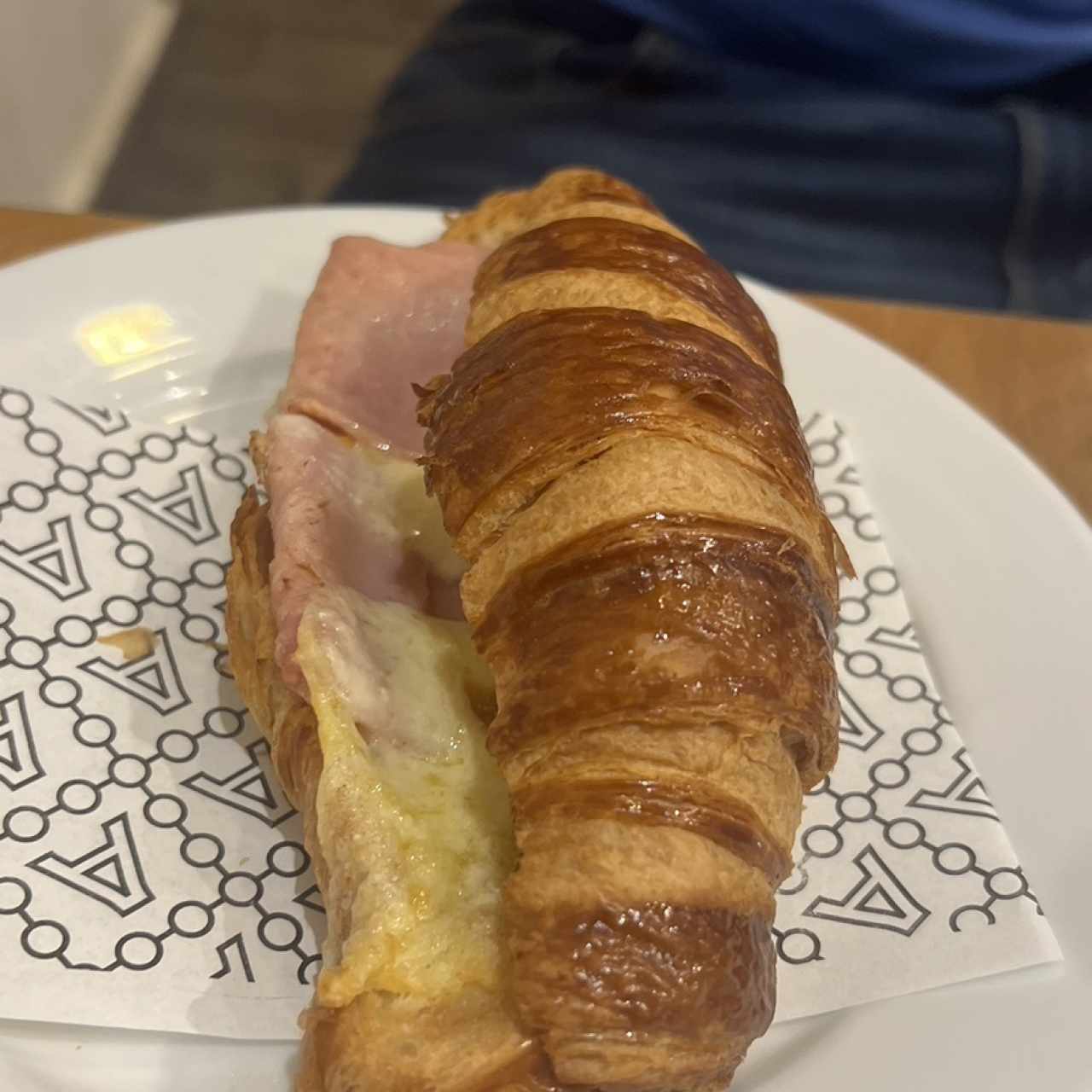 Croissant relleno de jamón y queso