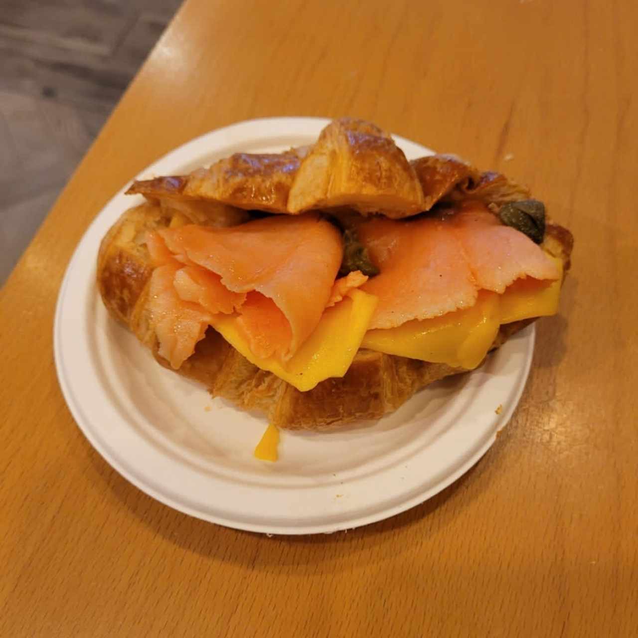 Emparedado en Croissant de Salmón