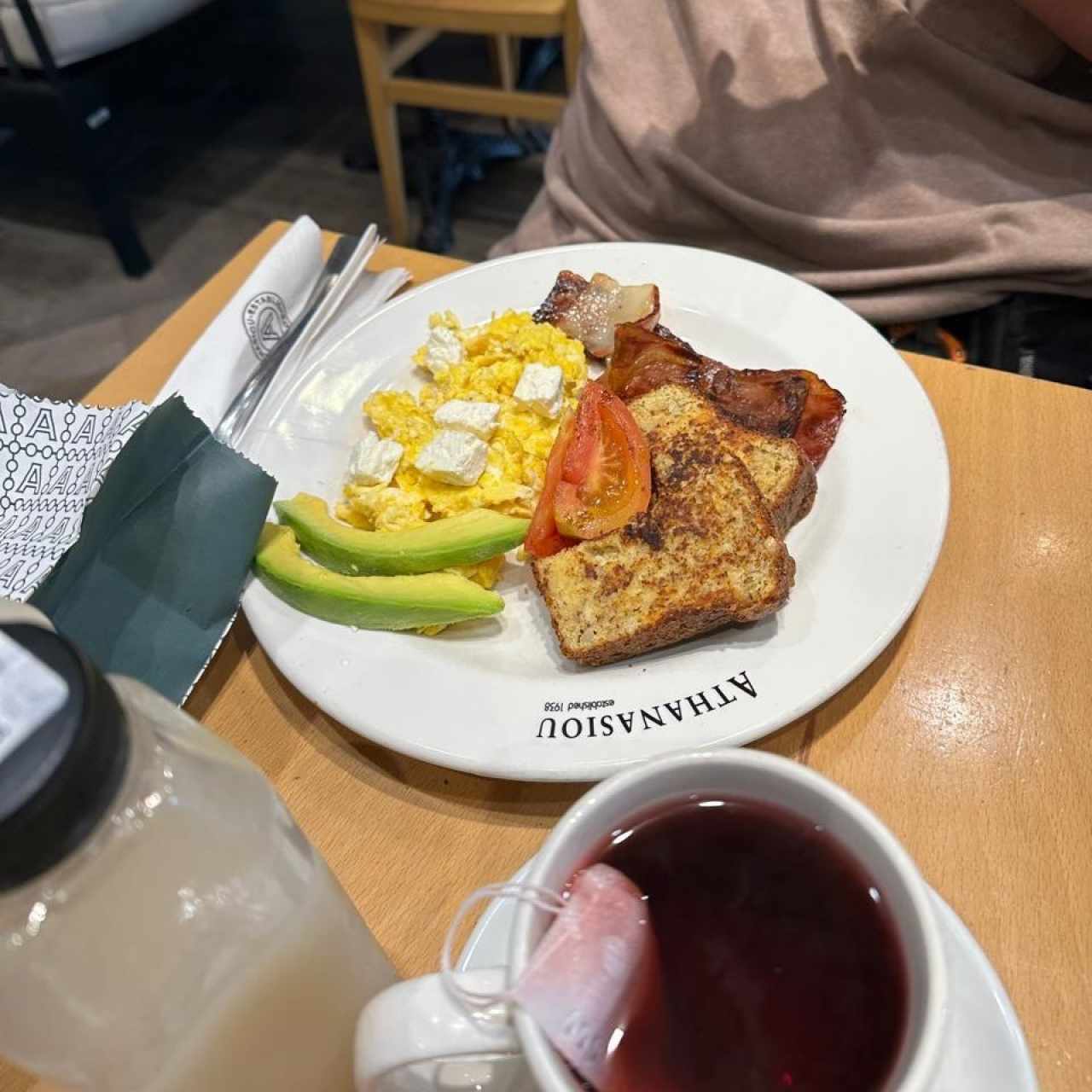 Keto A La Mode (Huevos revueltos, aguacate, tocino, queso feta y pan keto Athanasiou)