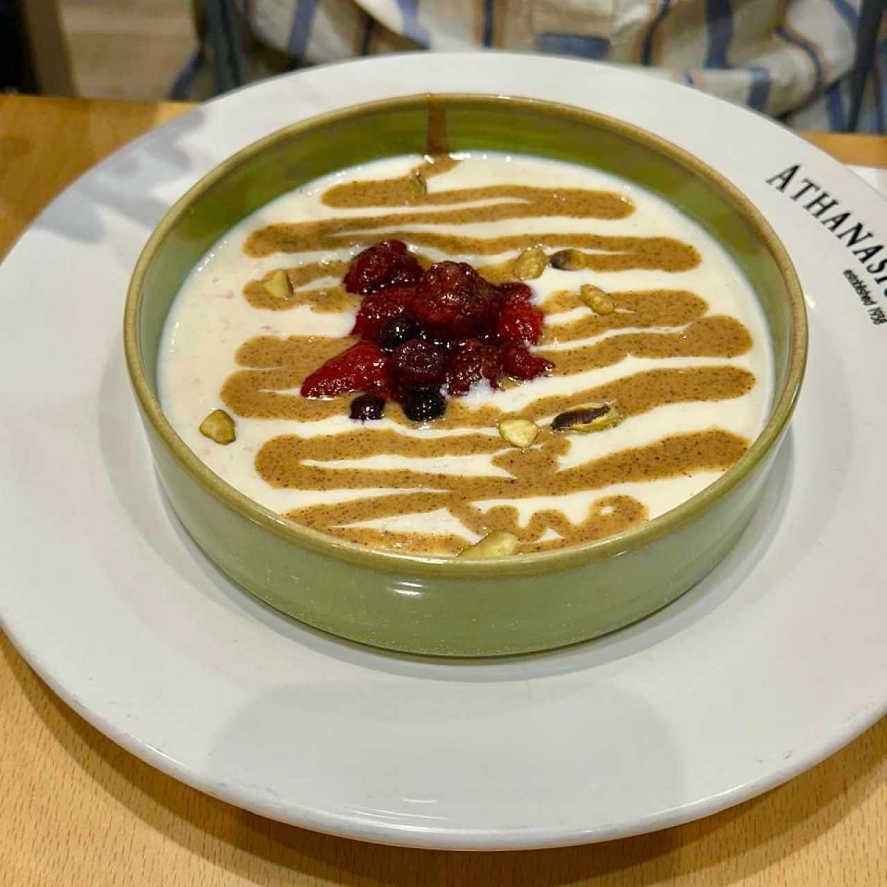 Porridge de Avena (Avena, frutos rojos, mantequilla de almendras y pistacho)