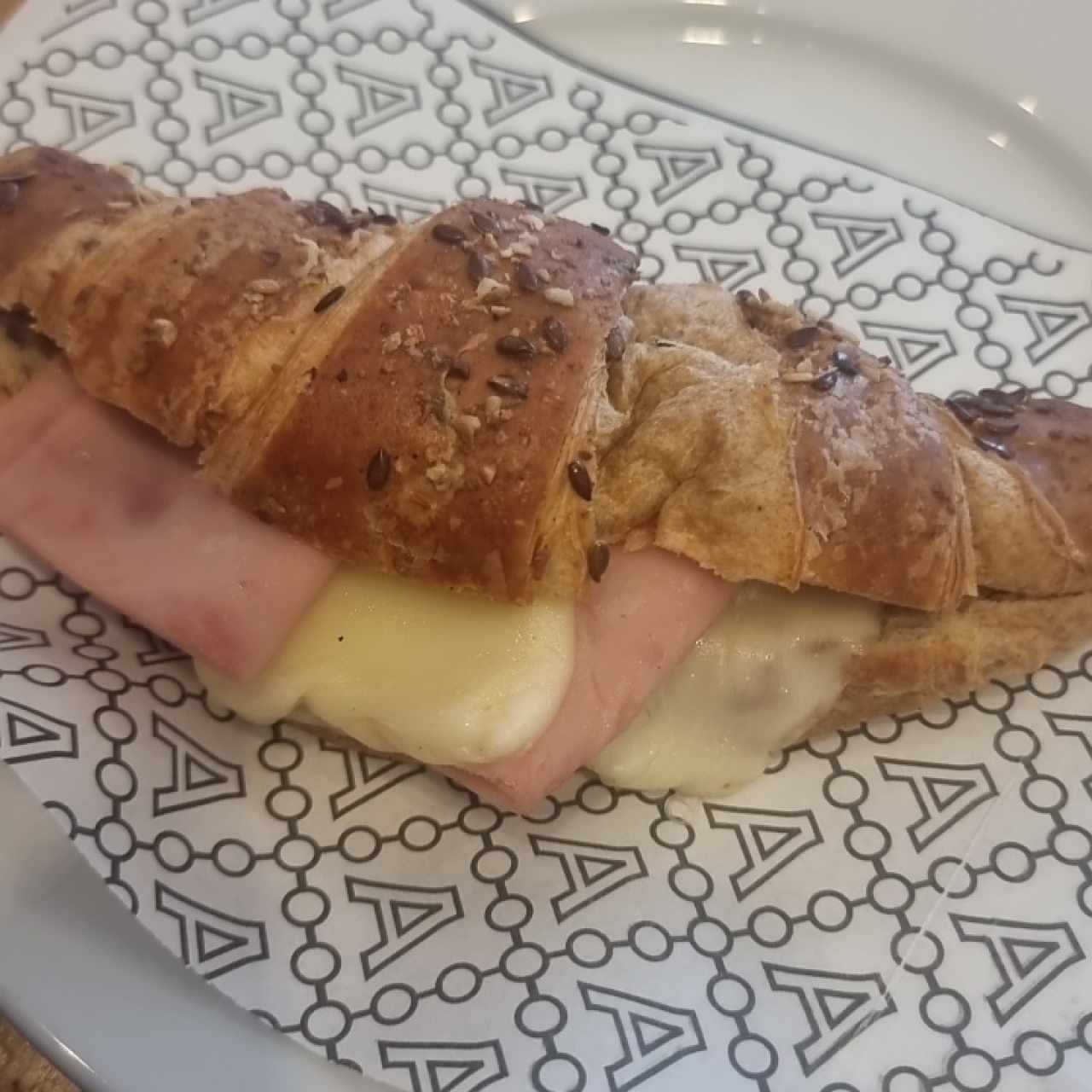 croissant con jamon y queso