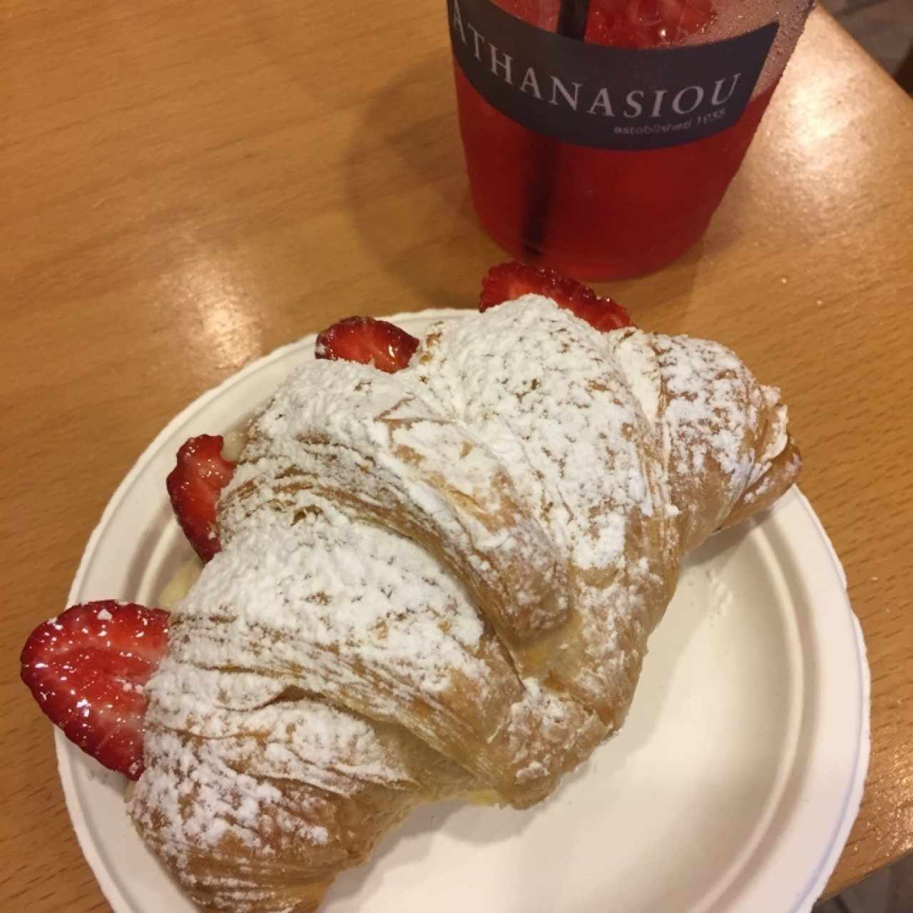 croissant de crema con fresas y té de cranberry