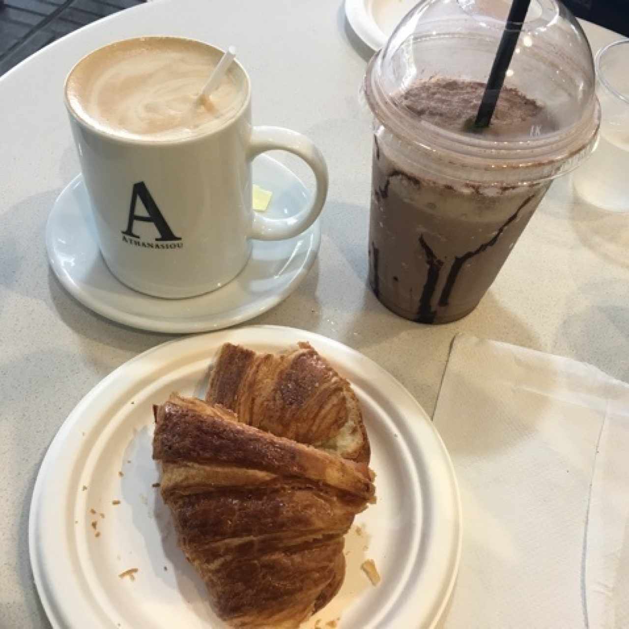 Café, frappe de chocolate y croissant.