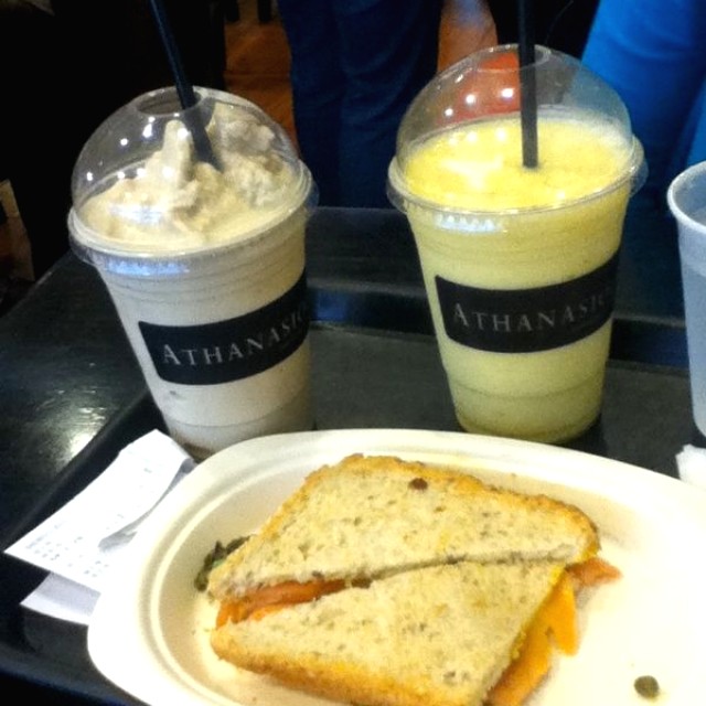 Sandwich de Salmón & Philadelphia  . Frappe  de Vanilla y smoothie de Piña  