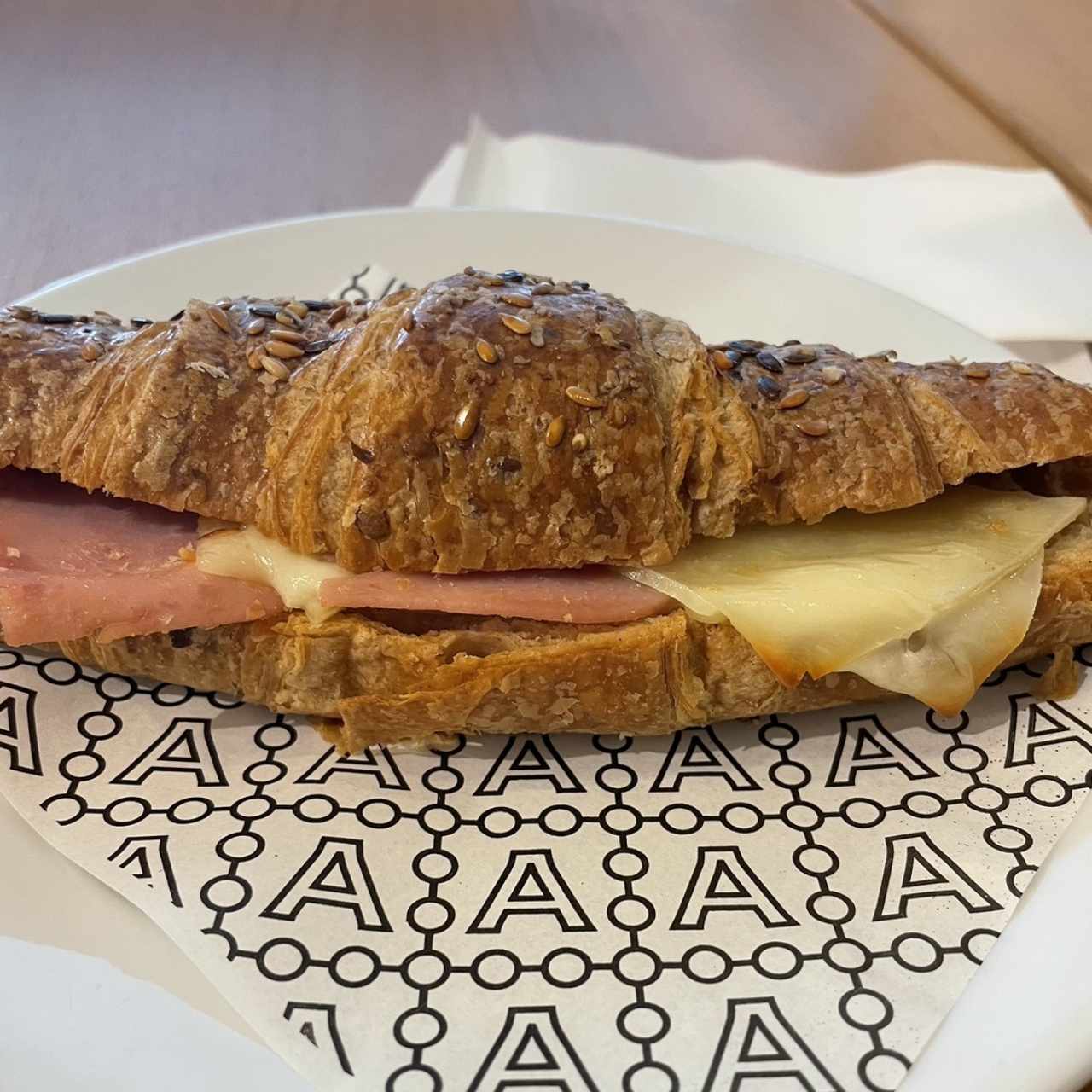 Croissant relleno de jamón y queso