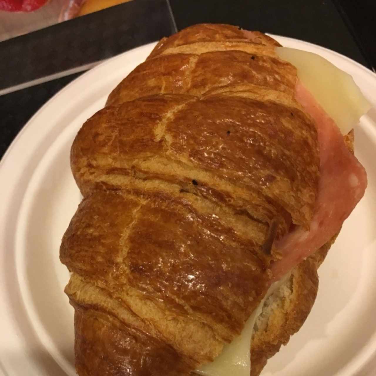 Croissant de jamón con queso