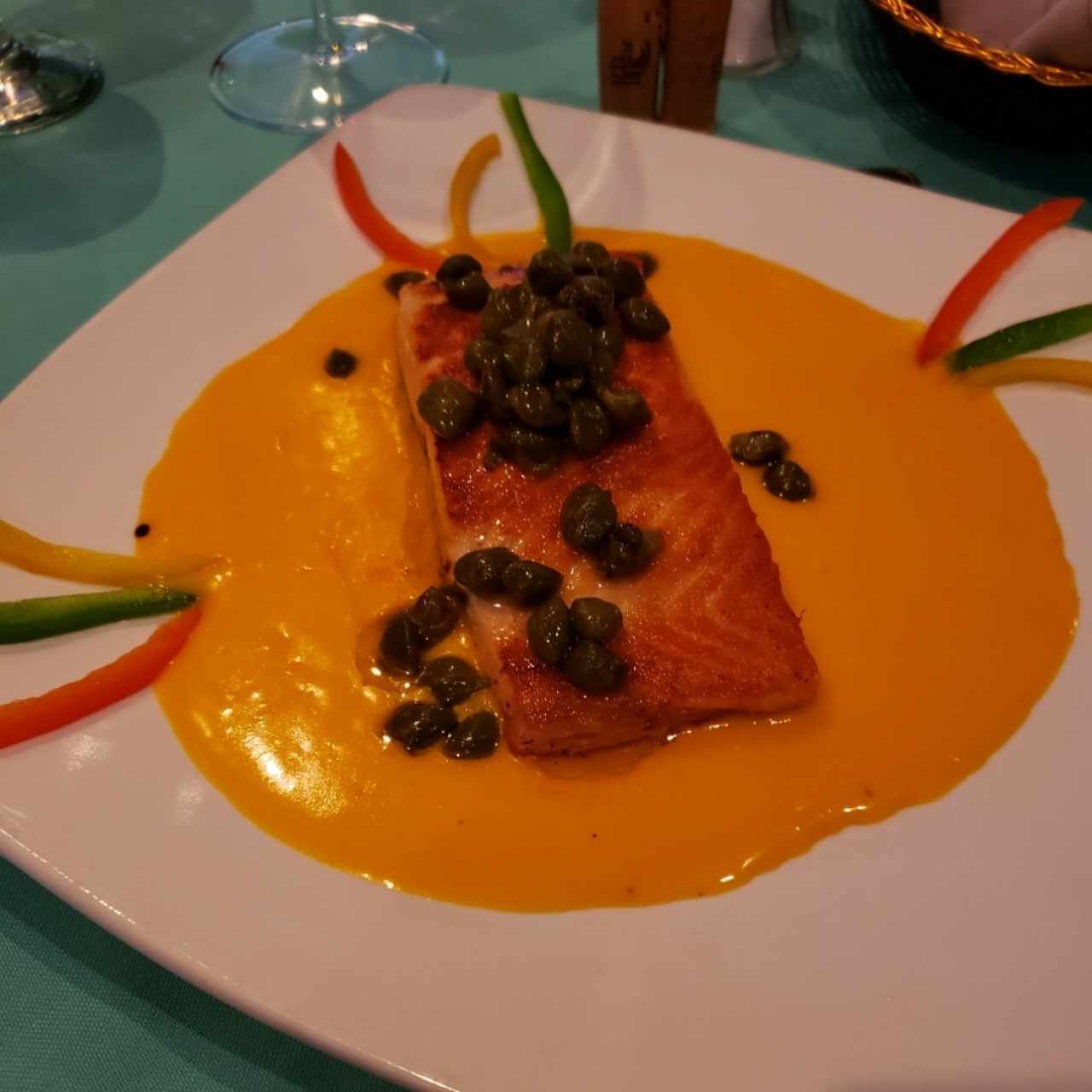 Salmón en vino blanco y alcaparras