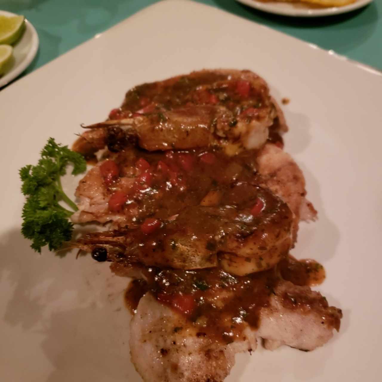 corvina en salsa de finas hierbas con langostinos