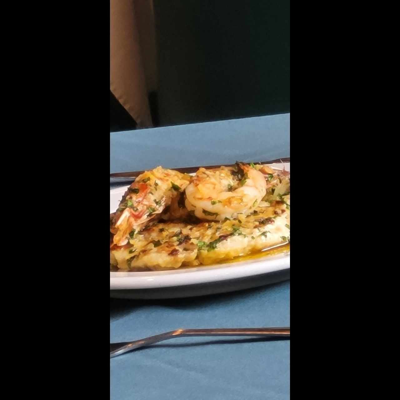 con Langostino y Mantequilla de Cilantro corvina 