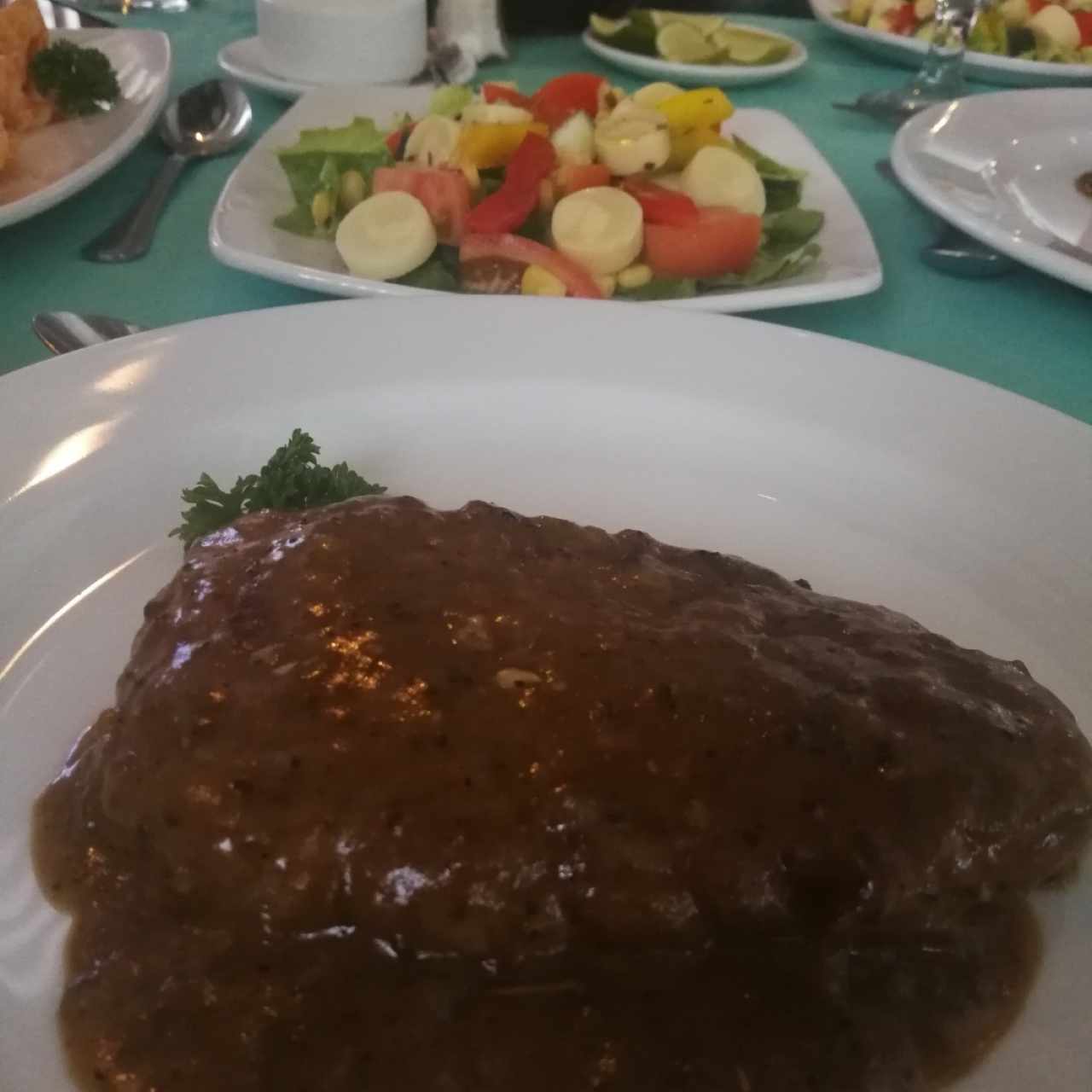 Bistec a la Pimienta y ensalada