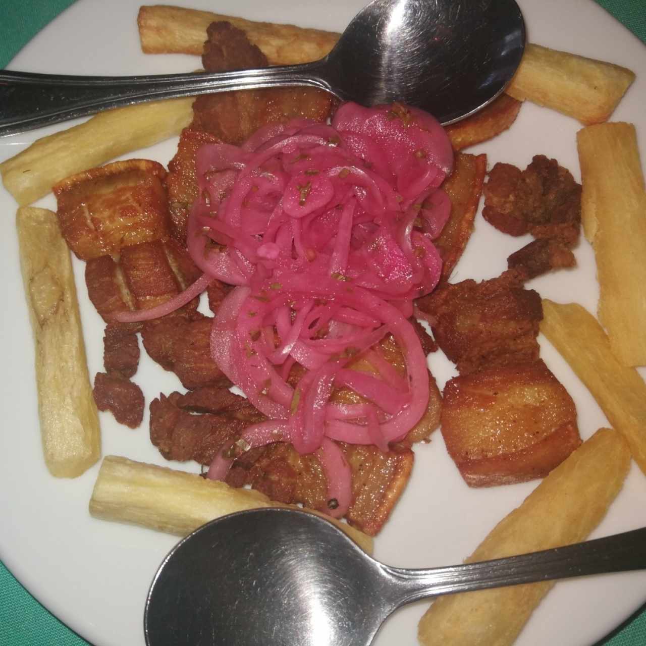 Chicharrón y Yuca