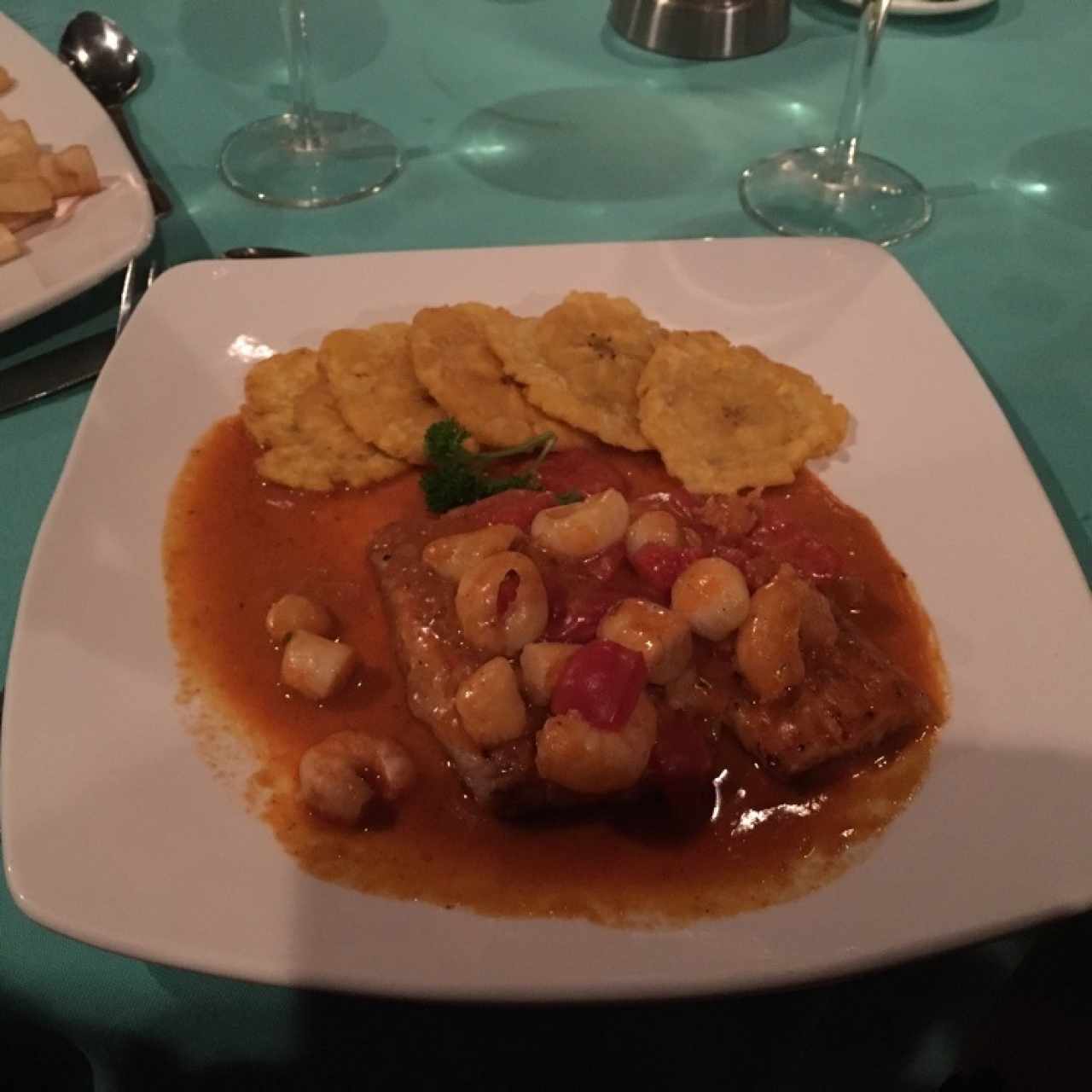 Dorado con salsa de pimentones y mariscos