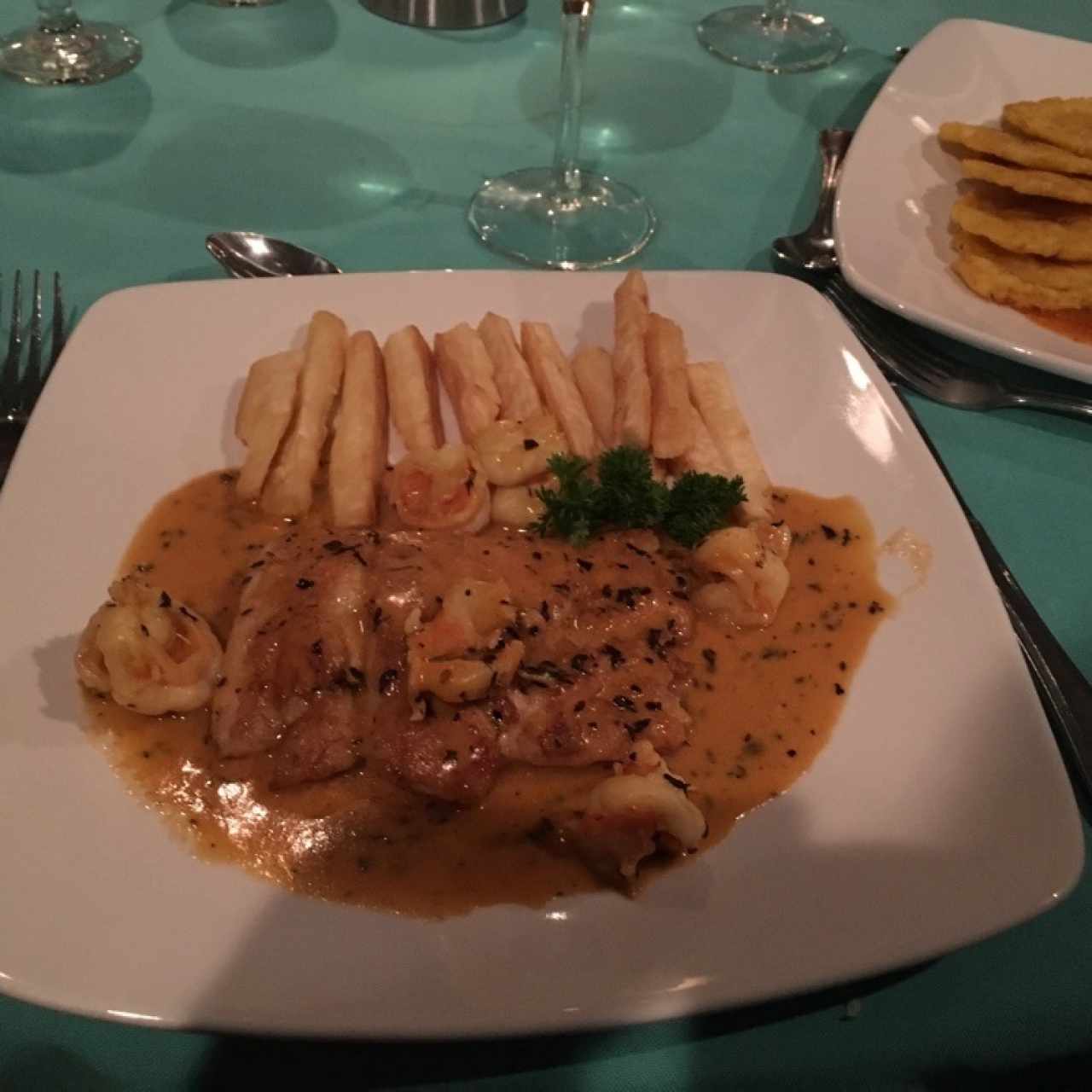 Corvina con finas especias y langostinos