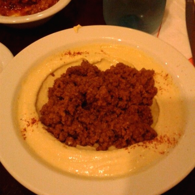 Humus con carne