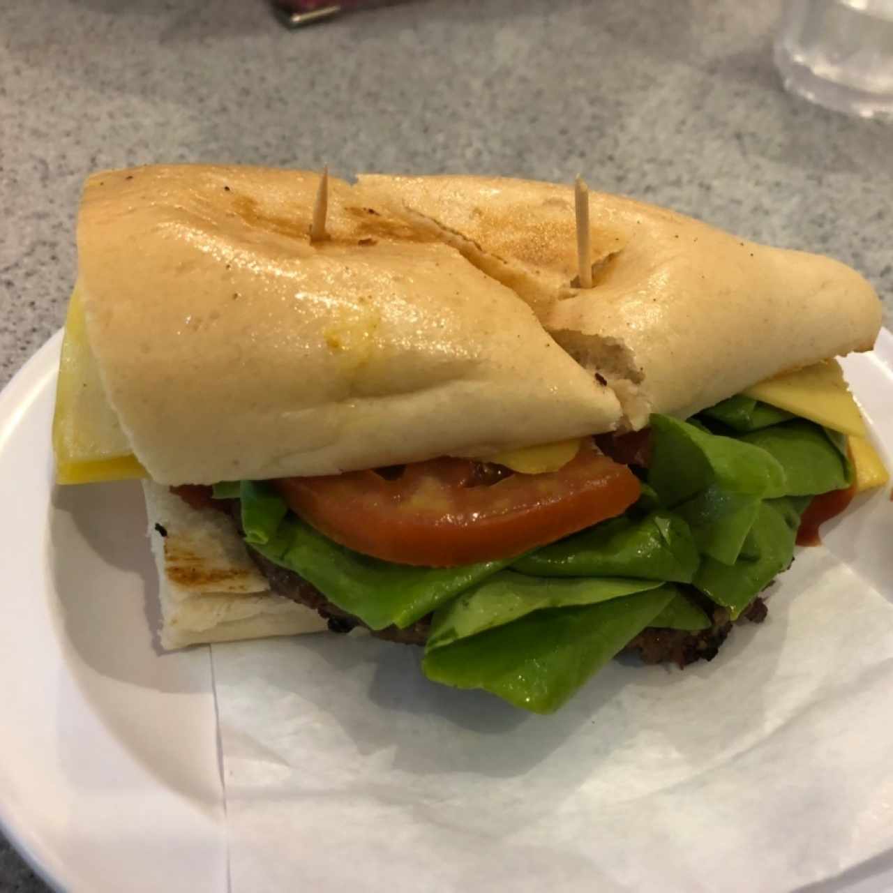 quesoburguesa con pan frances y queso amarillo