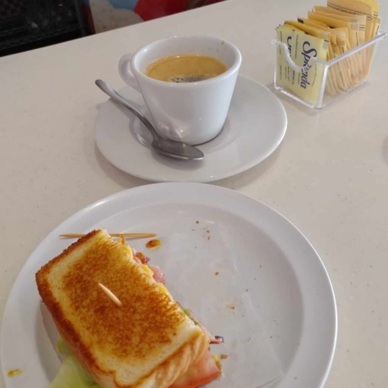 Queso Burguesa con Tocino y Café Negro LAVAZZA