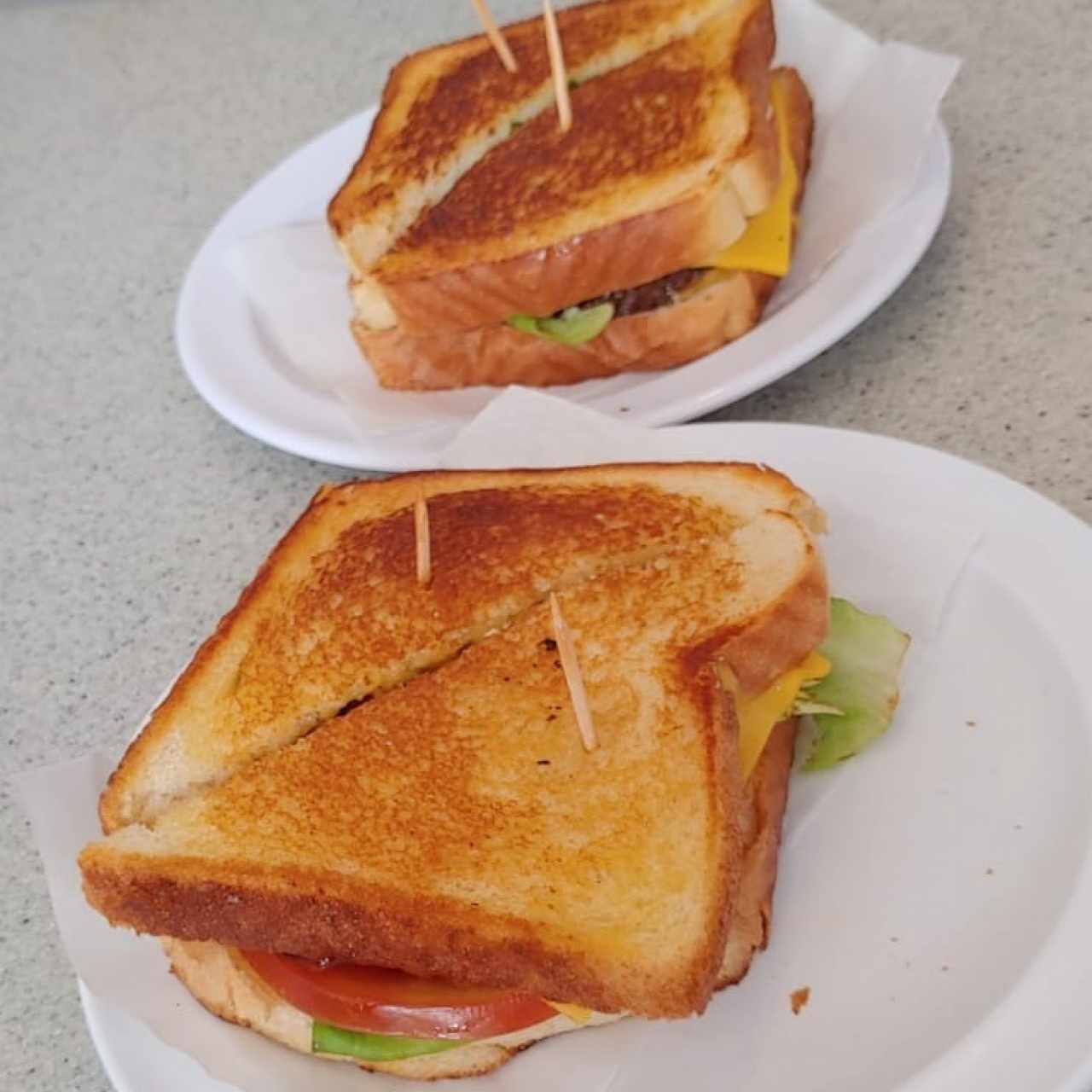 Emparedado de Jamón con Queso y Emparedado de Tocino con Queso