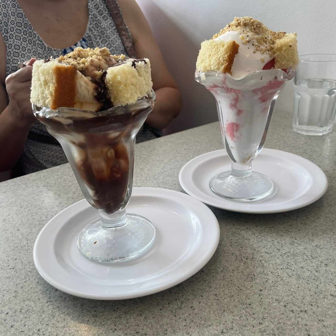 No me Olvides (Helado de Vainilla, Dulce y Salsa de Chocolate) y No me Olvides (Helado de Cereza, Dulce y Malva)