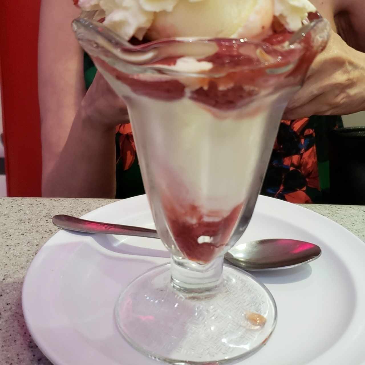 Helado de Fresa tipo Sundae.