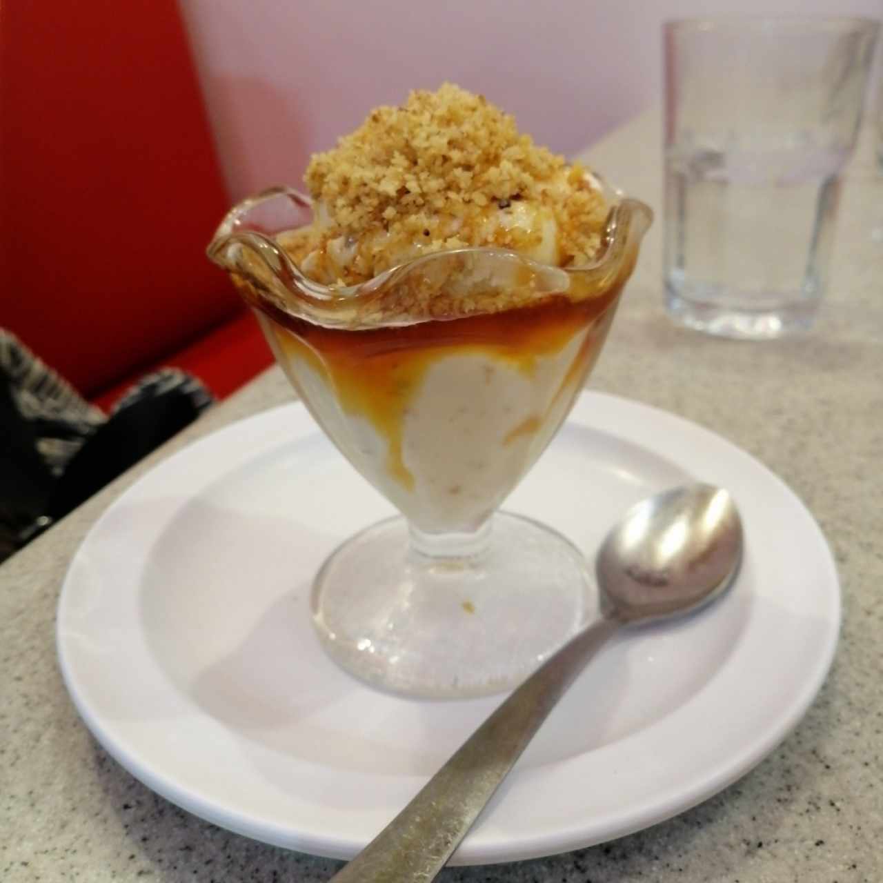 Helado con nueces y caramelo 