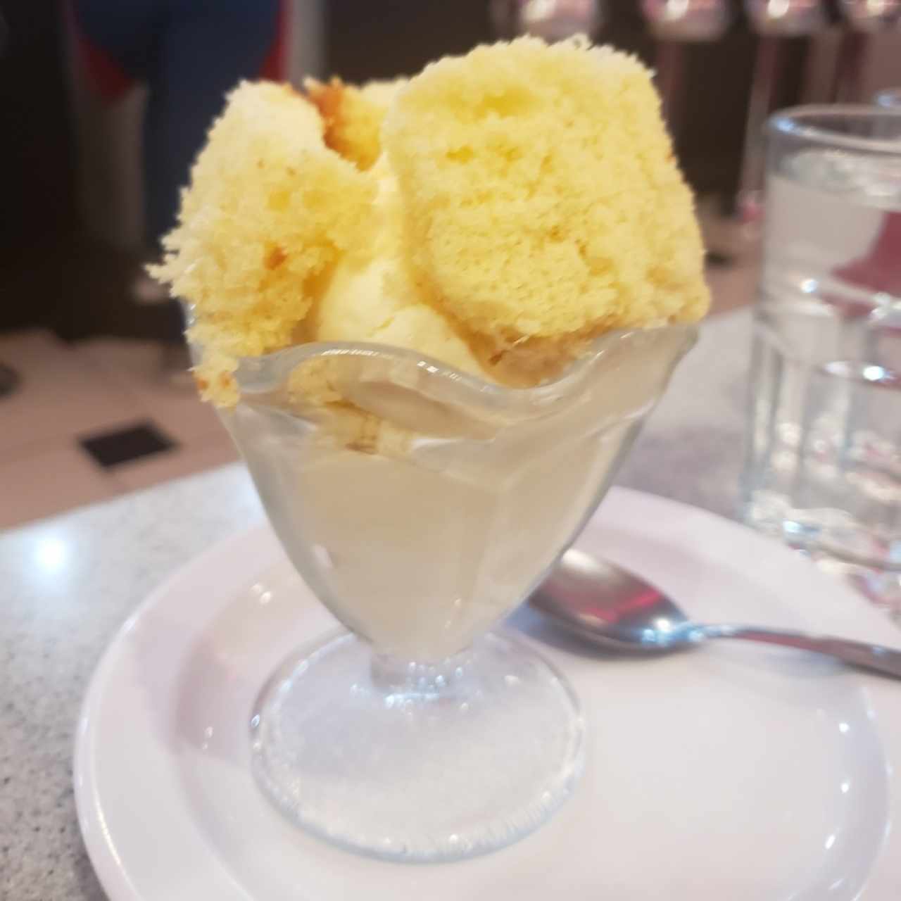 HELADO DE VAINILLA CON BIZCOCHO