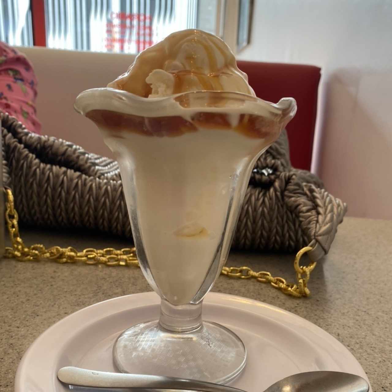 Helado de vainilla con caramelo