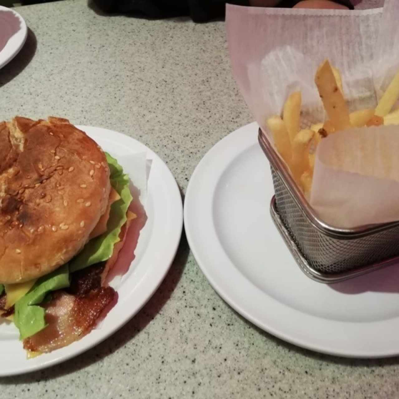 hamburguesa con papas fritas