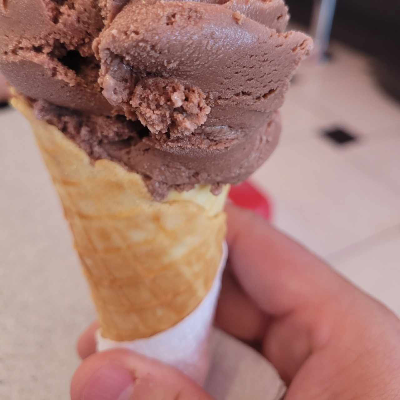 Helado de cono azucarado de chocoalmendra