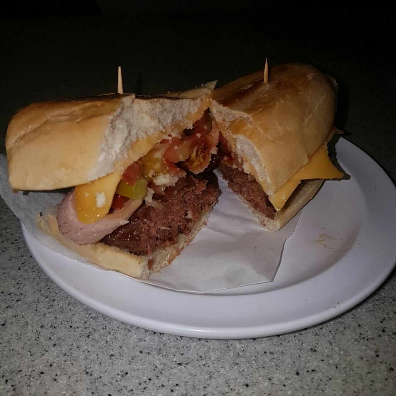 Queso hamburguesa con tocino en pna francés.