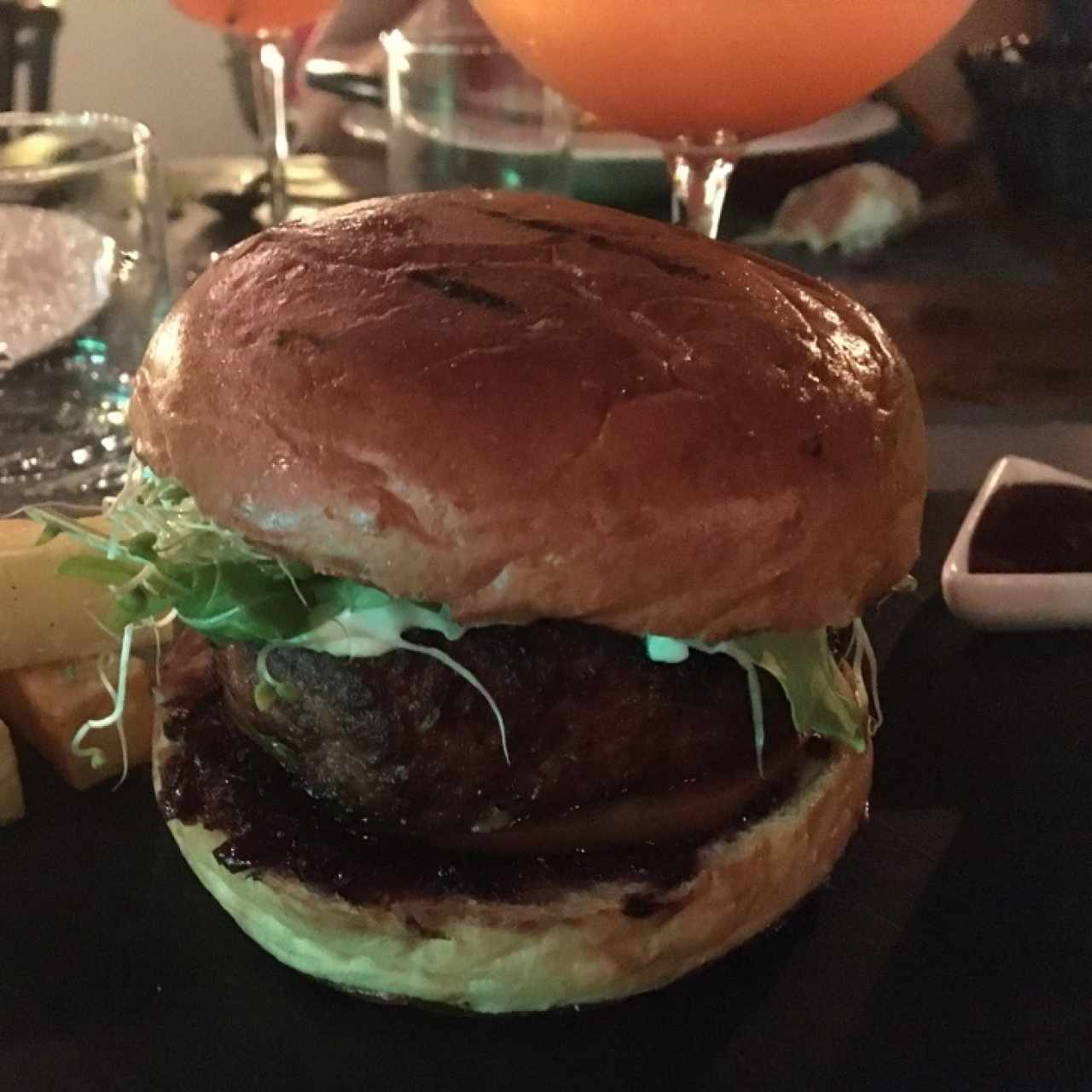 Hamburguesa CBP, Tres tipos de Carne, tomate, mermelada de cebolla, queso azul, ensalada de arugula, alfalfa y brotes de radish