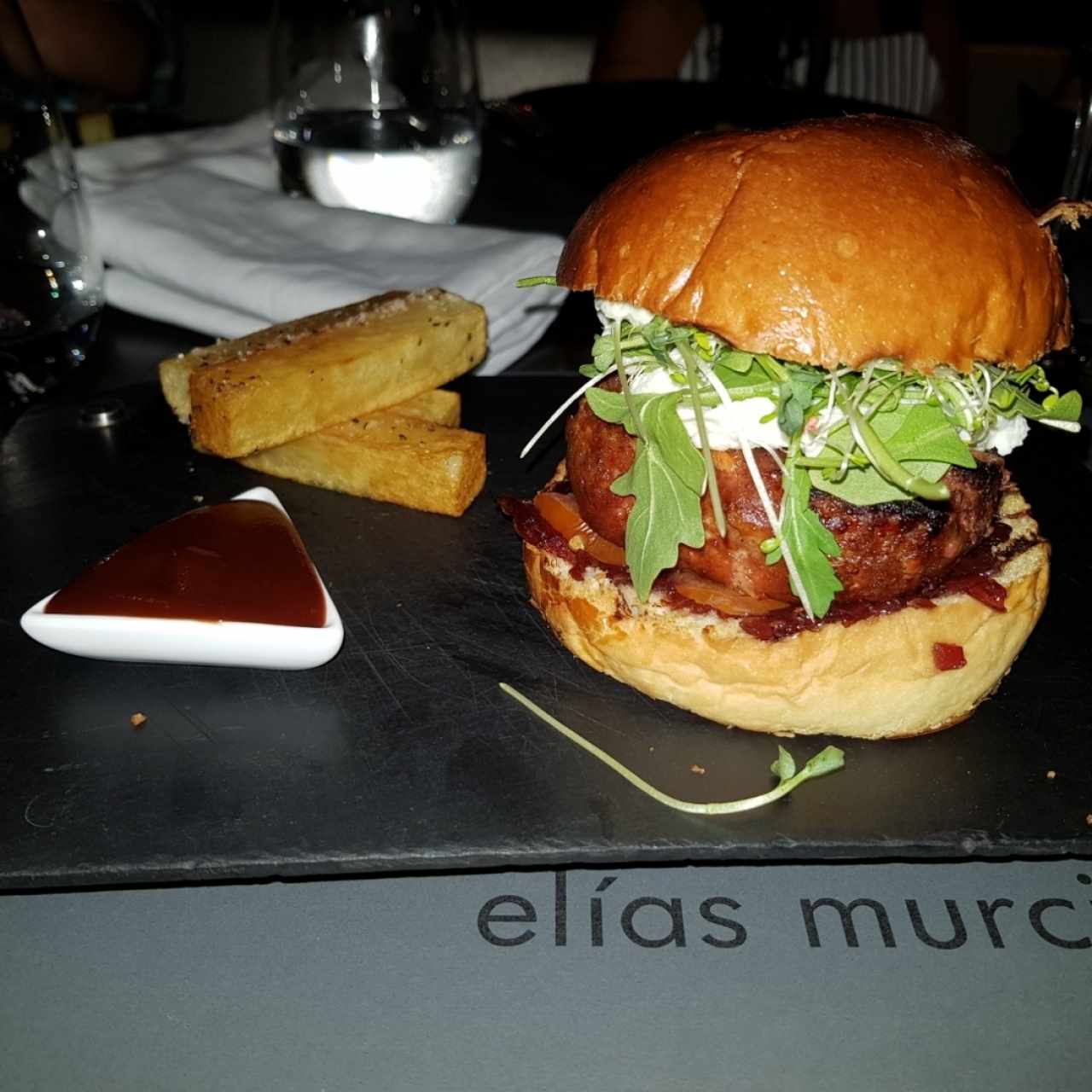 Hamburguesa CBP, Tres tipos de Carne, tomate, mermelada de cebolla, queso azul, ensalada de arugula, alfalfa y brotes de radish