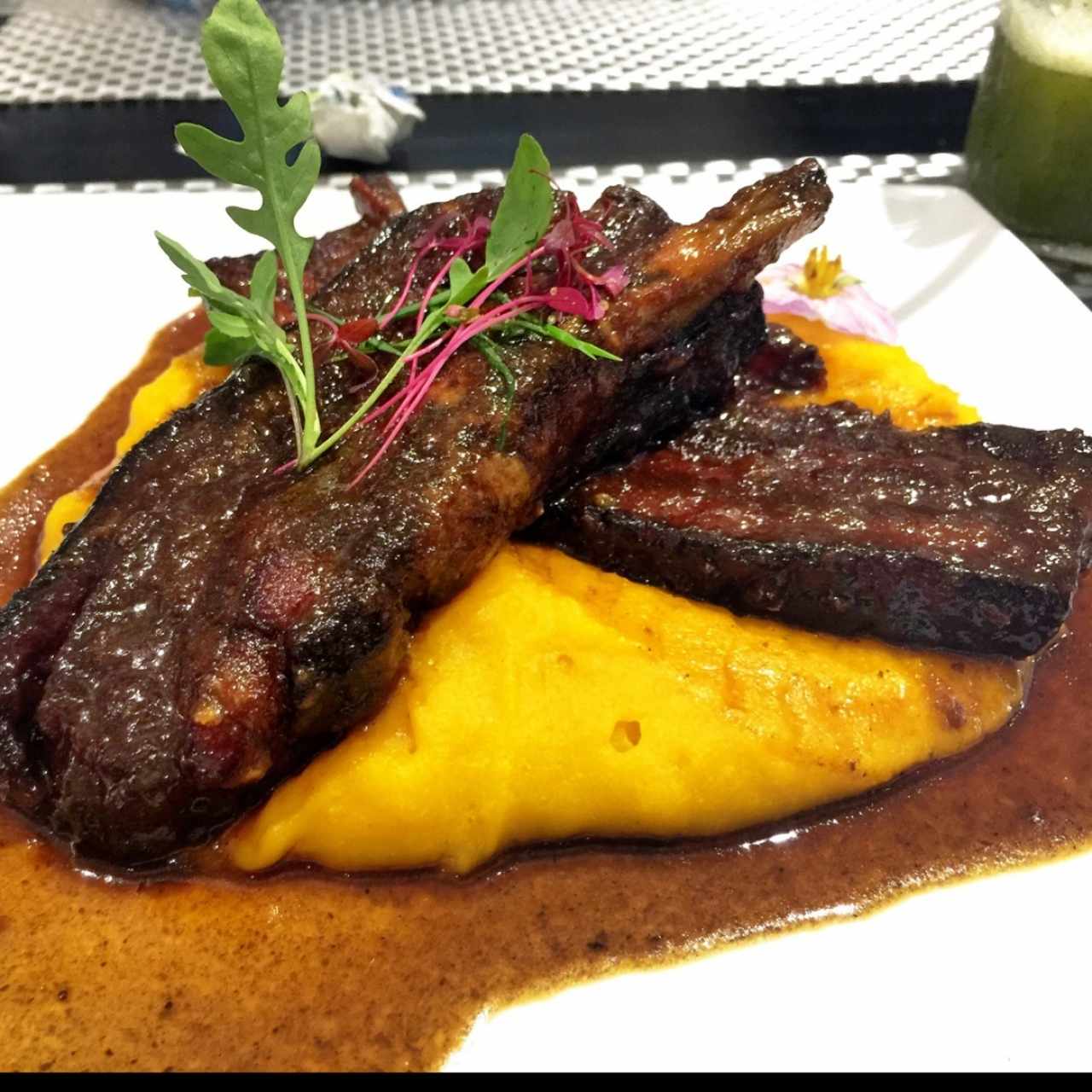 Costillas de Cerdo con Puré de Yuca y Pixbae