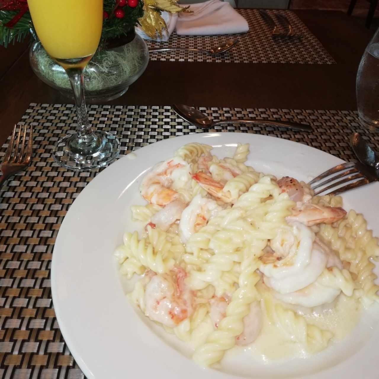 Fusilli con langostinos y camarones en salsa blanca