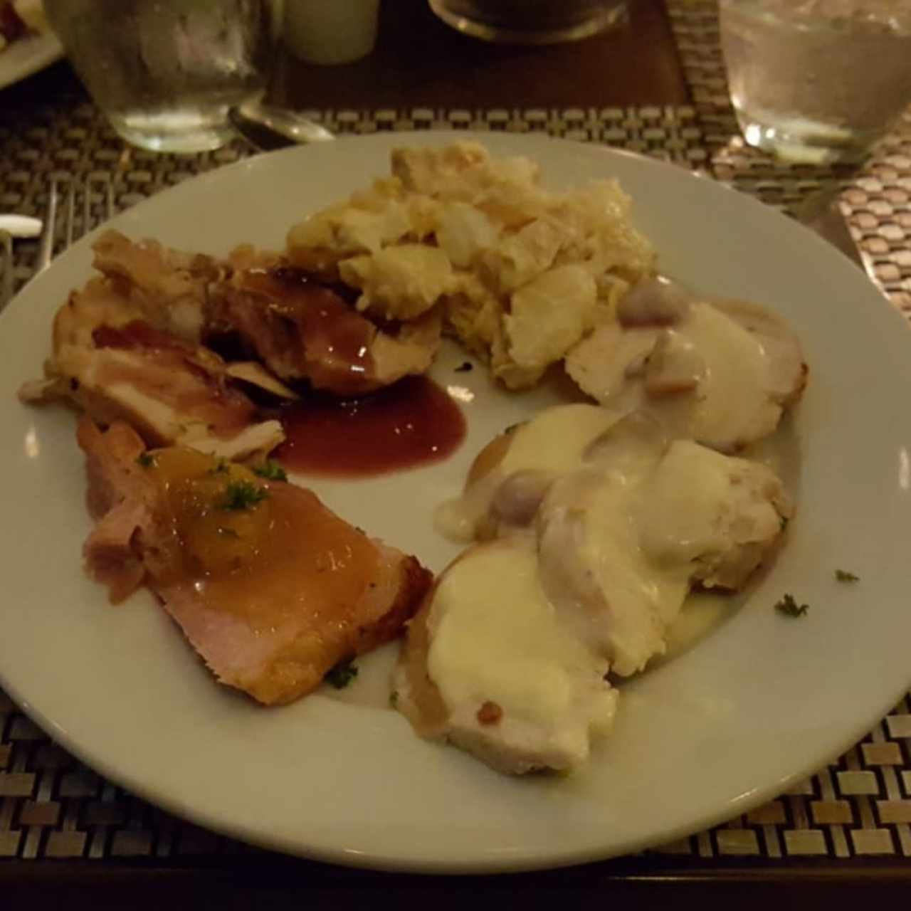 pavo, jamón y ensalada de papas con pollo del buffet