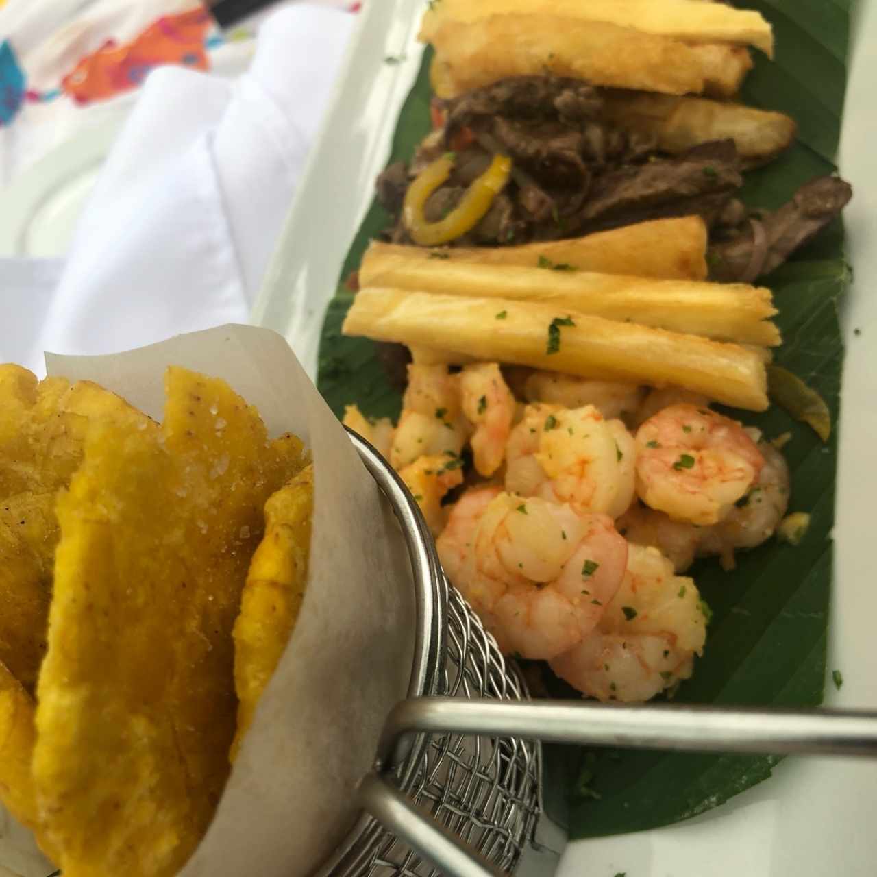 Picada Mixta com camarones, patacones y filete