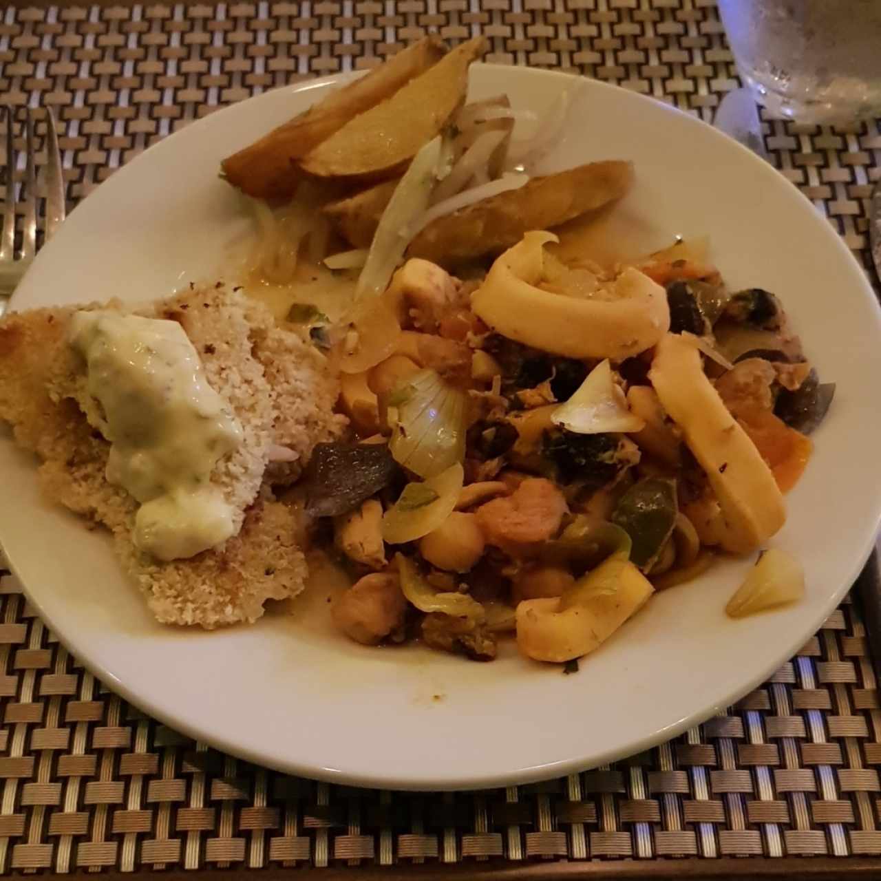 Buffet: Pescado Apanado, Mixto de Mariscos, Papas Salteadas