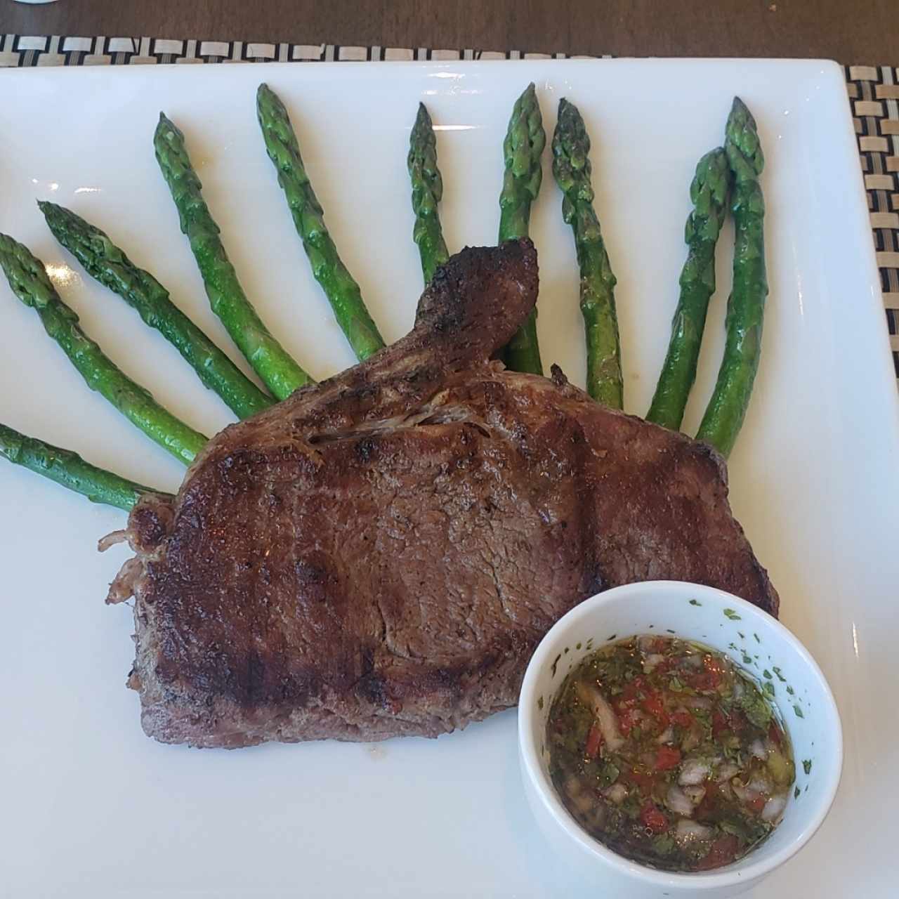 Rib Eye con espárragos 