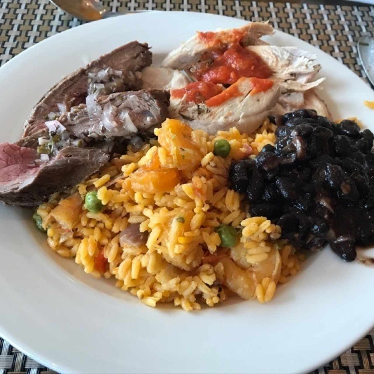 Paella; frijoles negros; filete y pernil