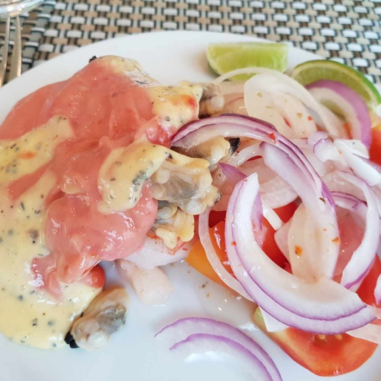 ensalada con camarones y almejas