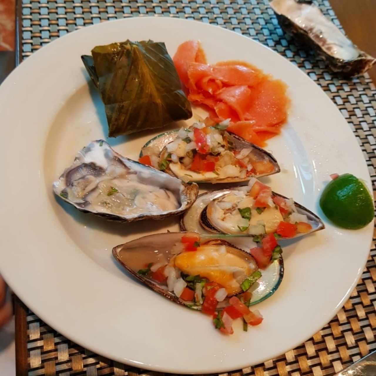 Tamal, mejillones, salmón ahumado y ostra.