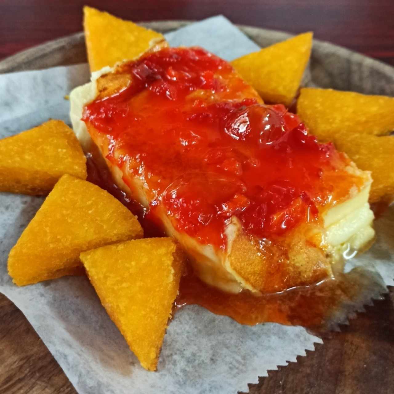 Queso con mermelada de ají chombo