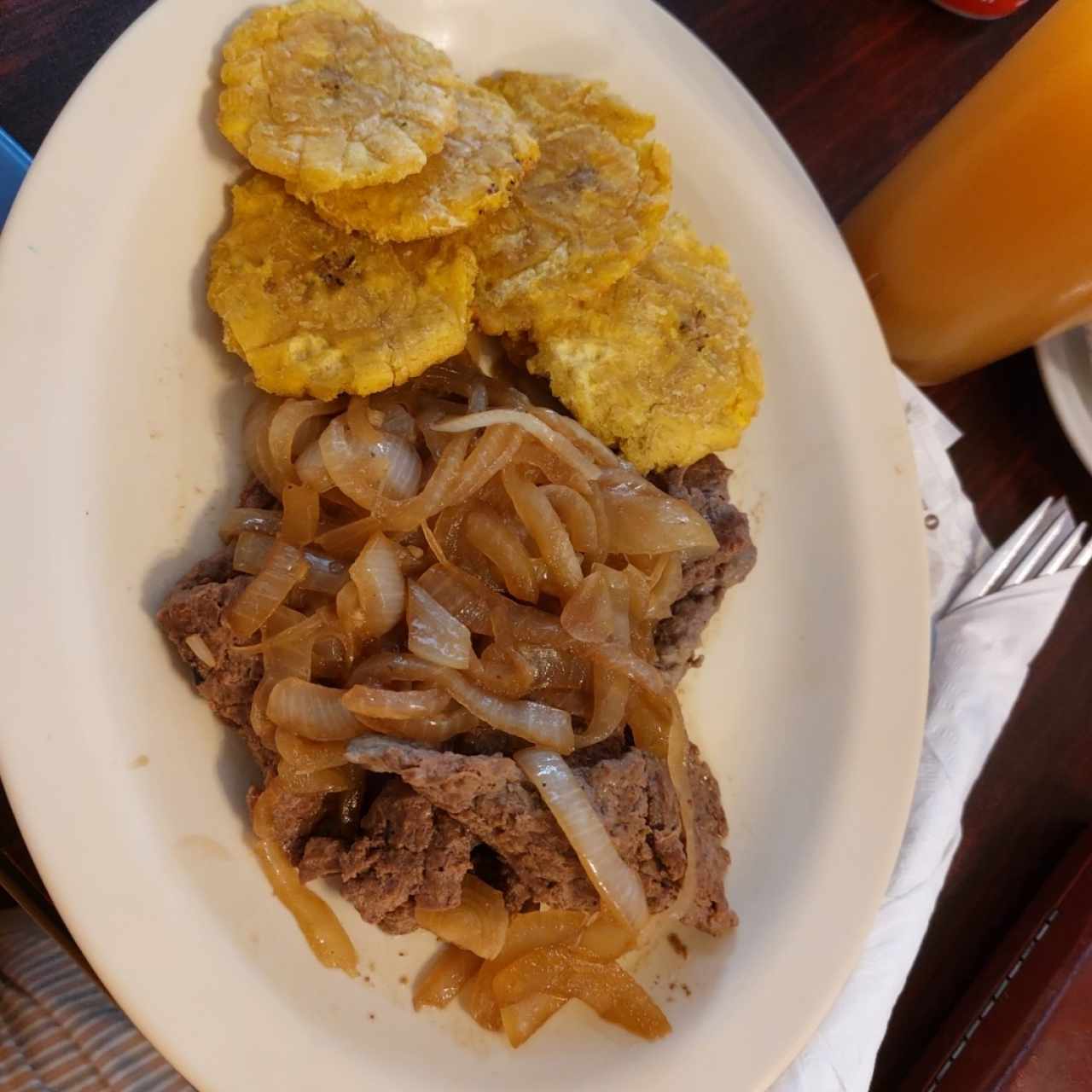 bistec encebollado