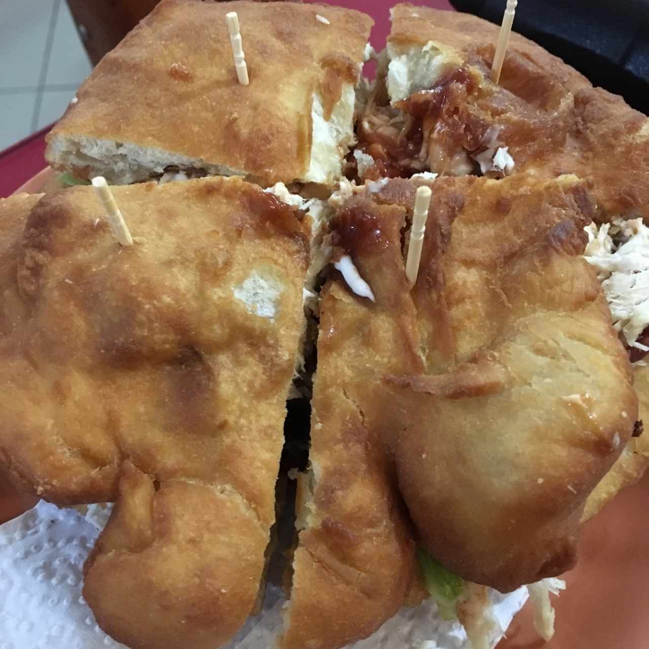 Emparedado de pollo y bacon en hojaldre