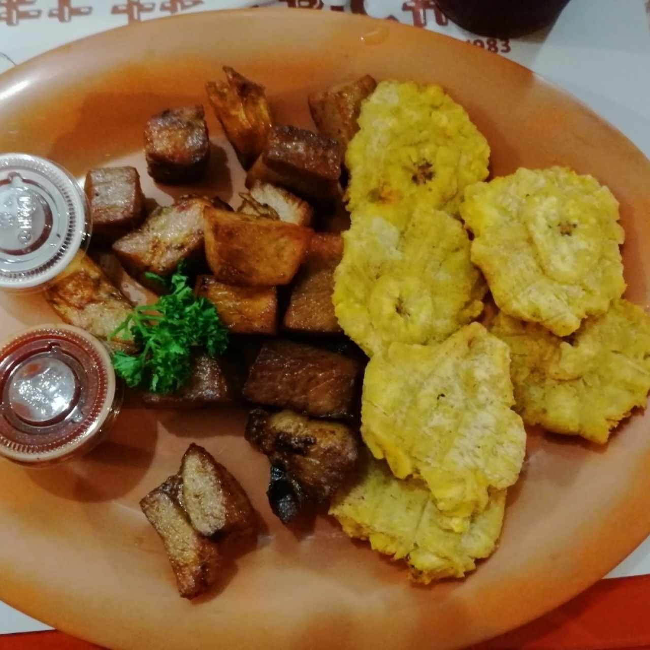 Puerco frito con patacones